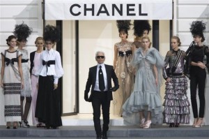 fashion-1-german-designer-karl-lagerfeld-appears-at-the-end-of-the-spring-summer-2009-women-s-ready-to-wear-fashion-show-he-presented-for-french-fashion-house-chanel-in-paris_301